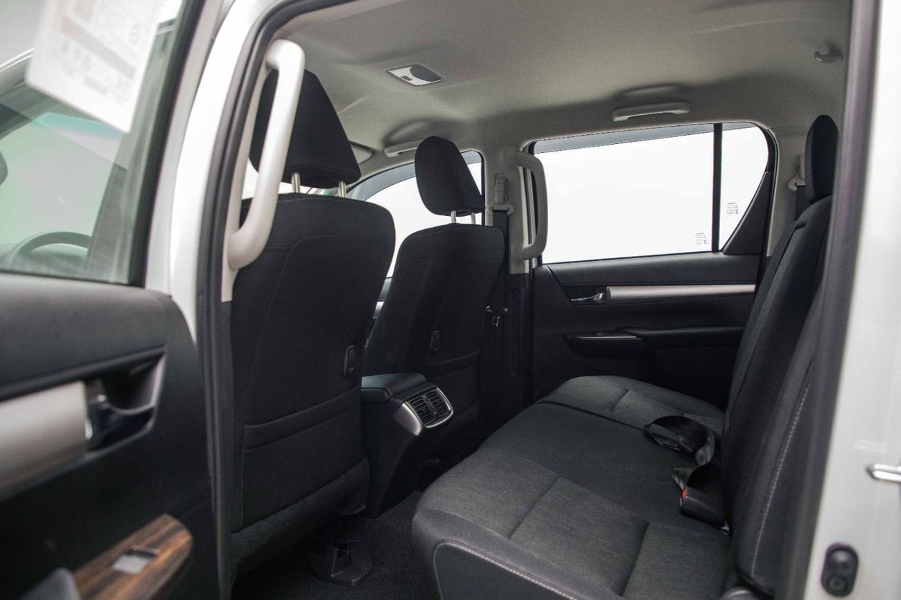 تويوتا هيلوكس SR5 2.8L - Platinum White Inside Black | Export Only