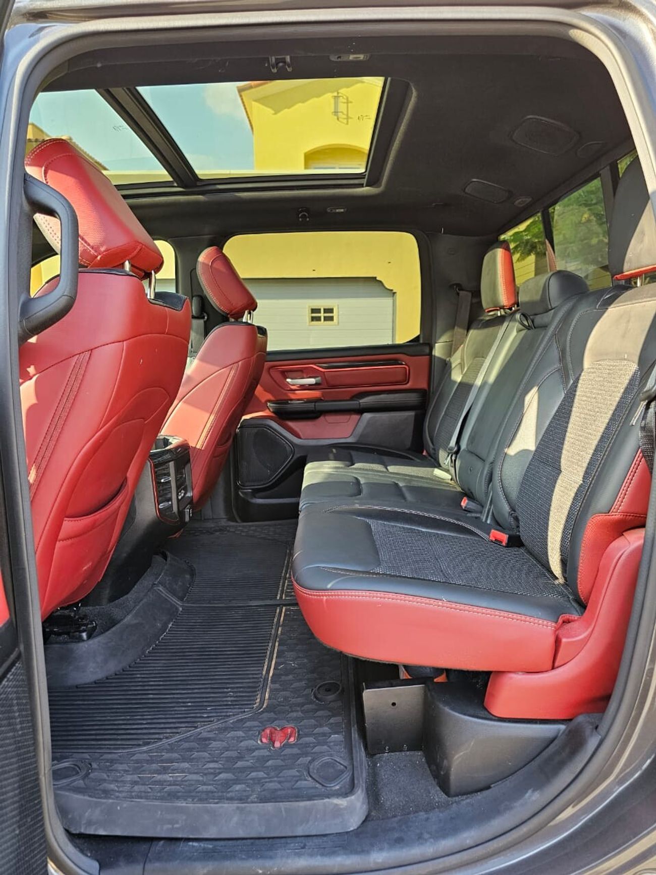 RAM 1500 RAM REBEL/ PANORAMIC ROOF/ 2 TONE LEATHER/ DUAL TRUNK/ CANADIAN CLEAN TITLE