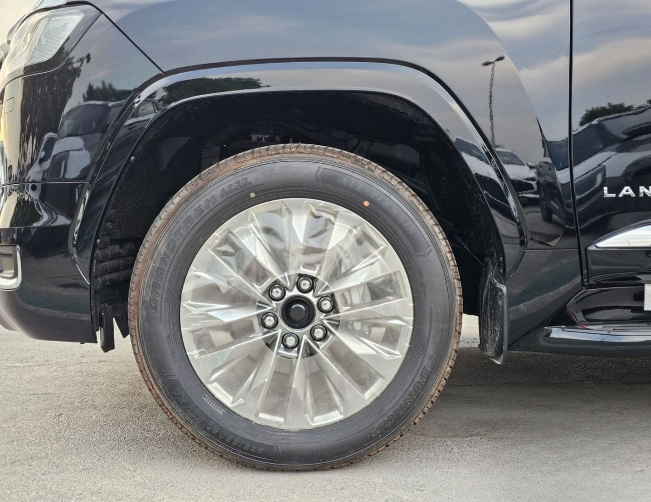 تويوتا لاند كروزر في إكس تويوتا لاندكروزر VX LC300 || محرك بنزين 4.0 لتر V6، ناقل حركة أوتوماتيكي، دفع رباعي | رادار | مشغل D