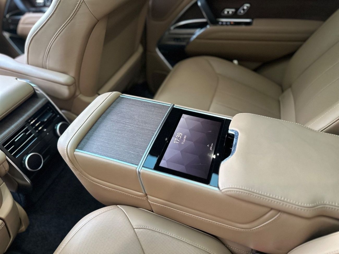 Land Rover Range Rover 2024 Autobiography P550e 3.0L Turbocharged Inline-6 Plug-in Hybrid – 542 HP | AWD | Full Options