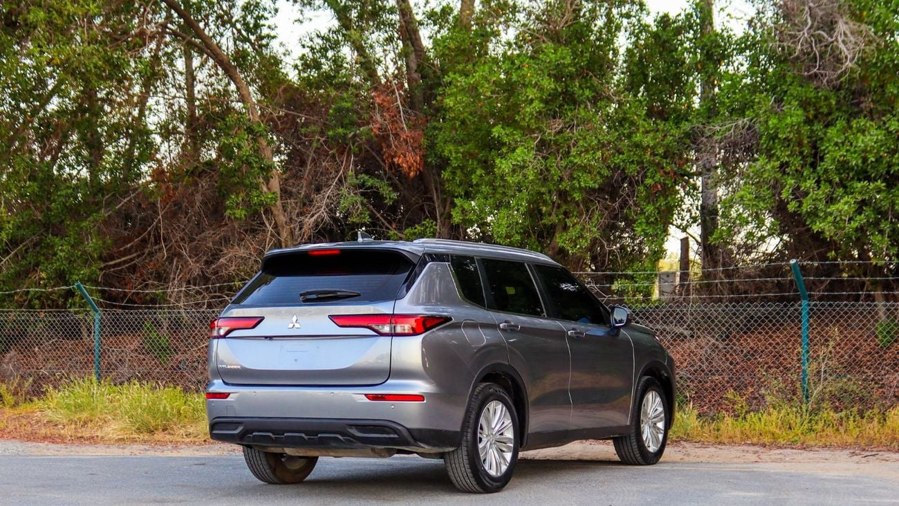 Mitsubishi Outlander GLX Basic 2.4L (5 Seater) ميتسوبيشي أوتلاندر 2023 خليجي GLS  2.4L (5 Seater) بحالة ممتازة