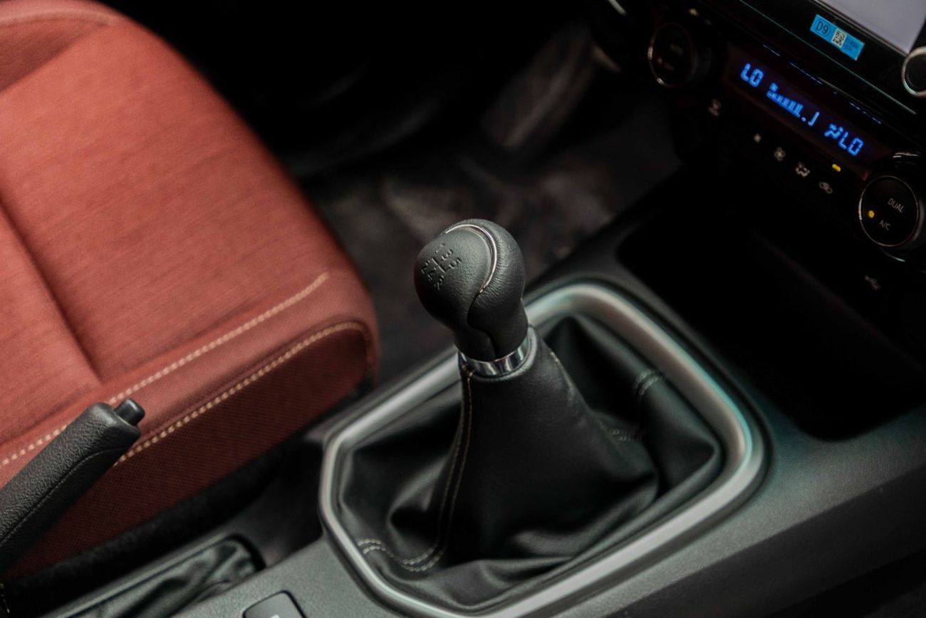 تويوتا هيلوكس Double Cab 2.7L - Manual - Super White Inside Maroon | Export Only