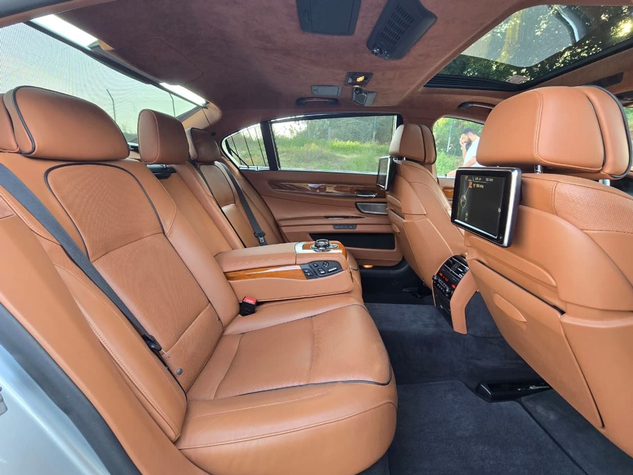 بي أم دبليو 750Li Luxury 4.4L (443 HP)