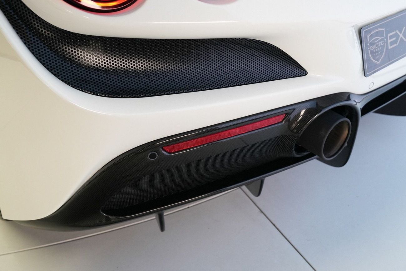 فيراري ف ٨ سبيدر STD (3.9L · 8 Cyl · Automatic · Petrol · Convertible · Rear Wheel Drive · 2 Seats · 2 Door)