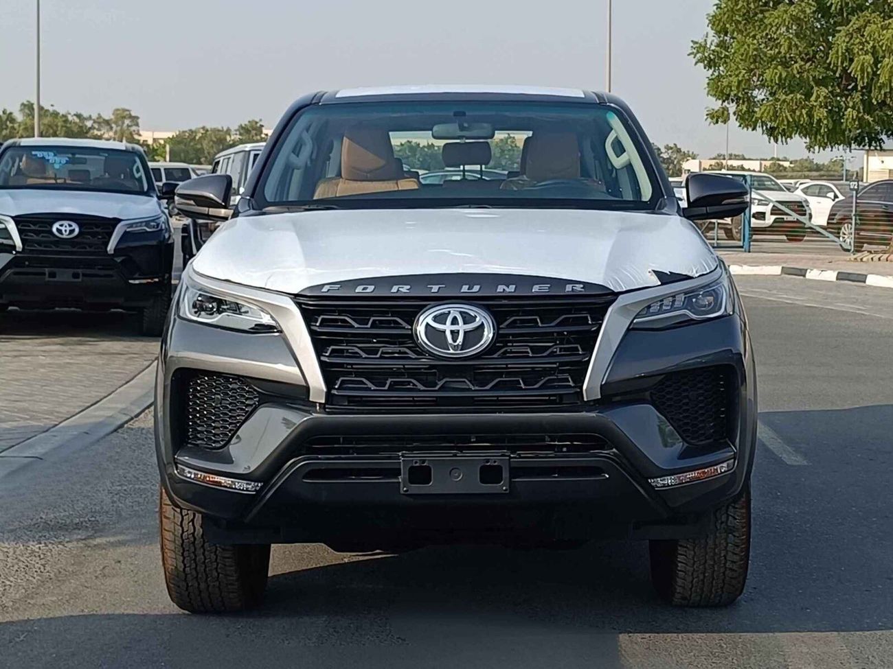 Toyota Fortuner DIESEL ,2.4L V4 / SC 8 AUDIO DISPLAY / MANUAL A.C / "17" STEEL WHEELS / 4X4 (CODE # FD24B)