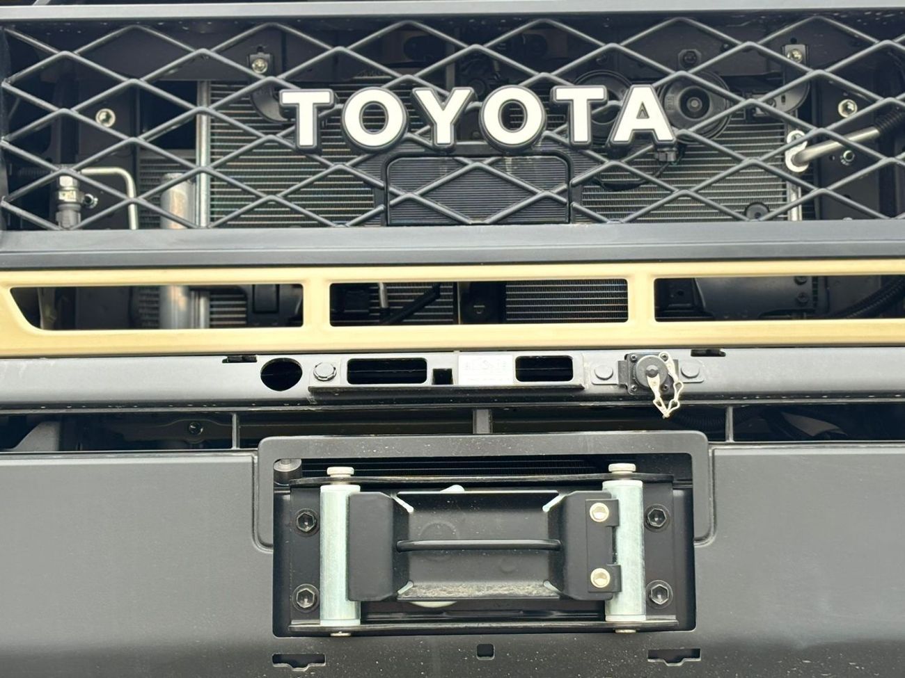 Toyota Land Cruiser Pick Up ECT0027 - TLC79 SCab Pick Up - 2.8L Diesel Auto Beige