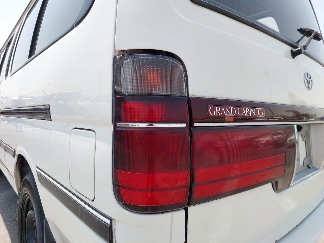 Toyota Hiace TOYOTA HIACE COMMUTER VAN RHD 2001 MODEL 3.0 L DIESEL AUTOMATIC(PM02656)