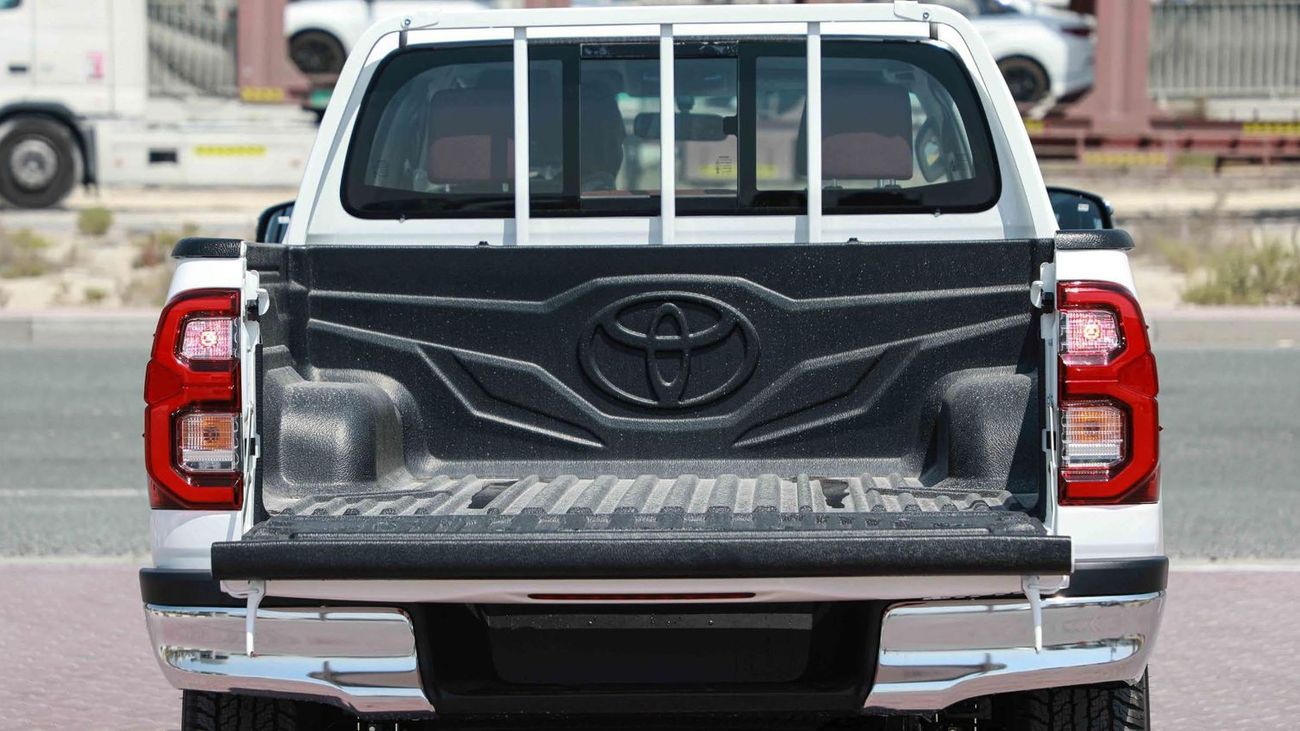 تويوتا هيلوكس 2.7L VVT‑i inline‑4 petrol (2TR‑FE), 4 door. 5 seats