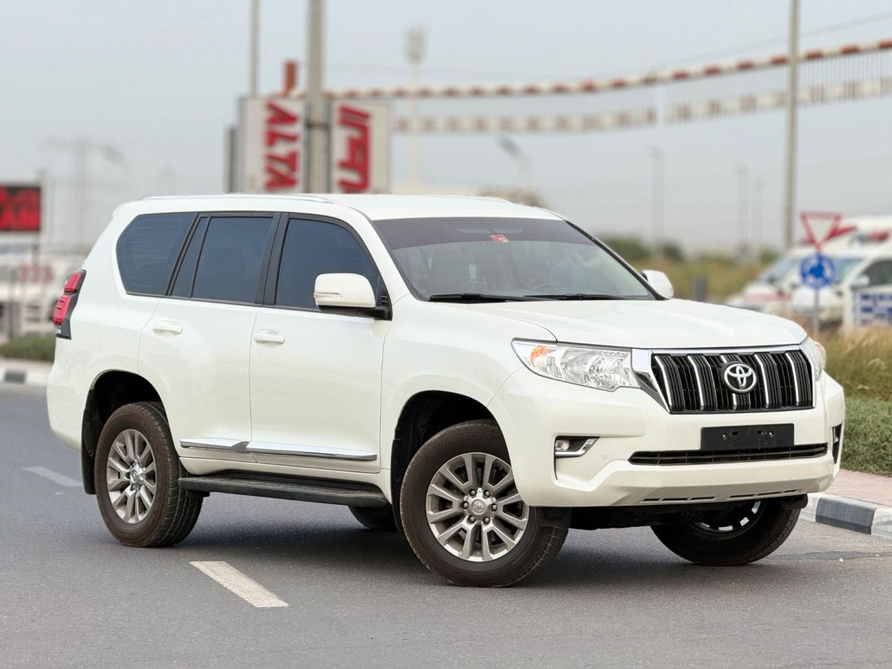 Toyota Prado Toyota Prado 2019 white 4x4 Gcc specs 6cylinders 4.0L Petro engine