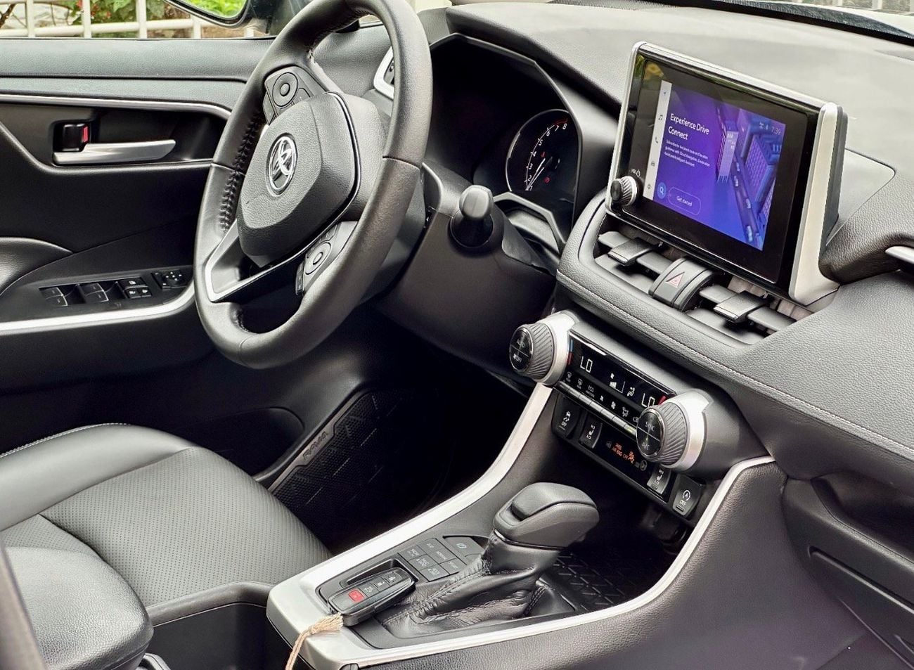 تويوتا راف ٤ XLE AWD Full Option