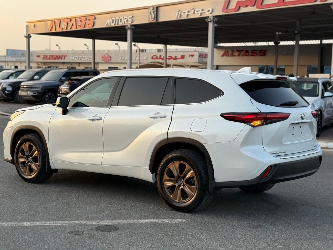 تويوتا هايلاندر GLE BRONZE ED HEV 2.5L