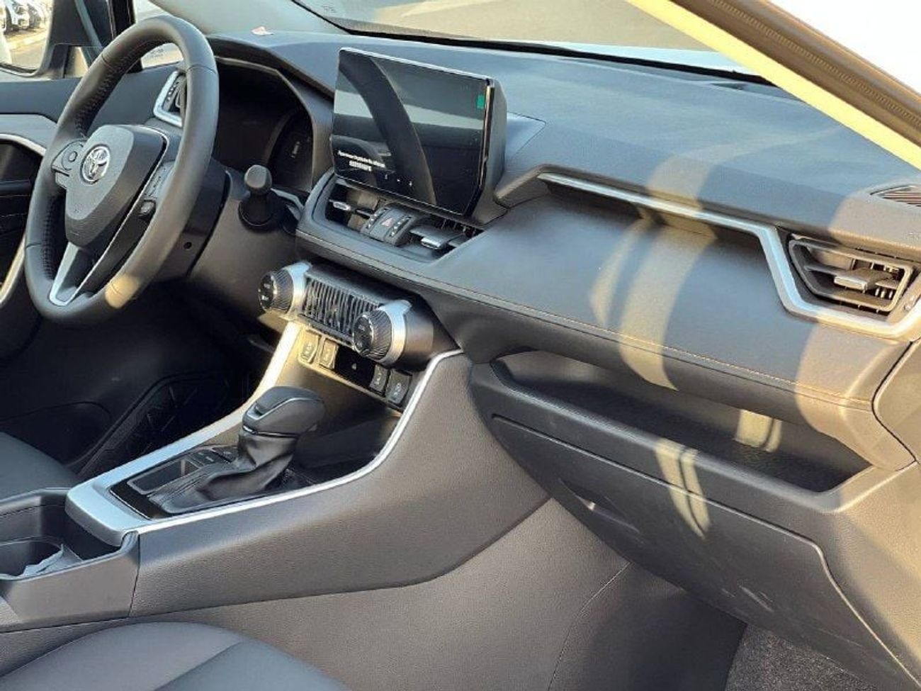 تويوتا راف ٤ 2.0L PTR A/T // 2025 // FULL OPTION WITH 360 CAMERA , RADAR , WIRELESS CHARGE //SPECIAL OFFER // BY