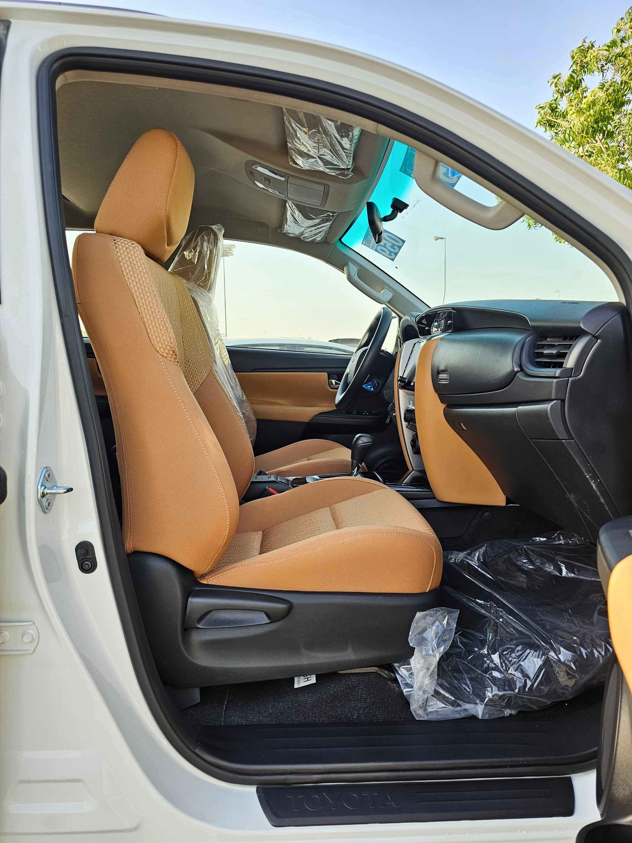 Toyota Fortuner 2.7L V4 PETROL | AUTO A/C | DVD+CAMERA | 4X4 | CODE # FP27F