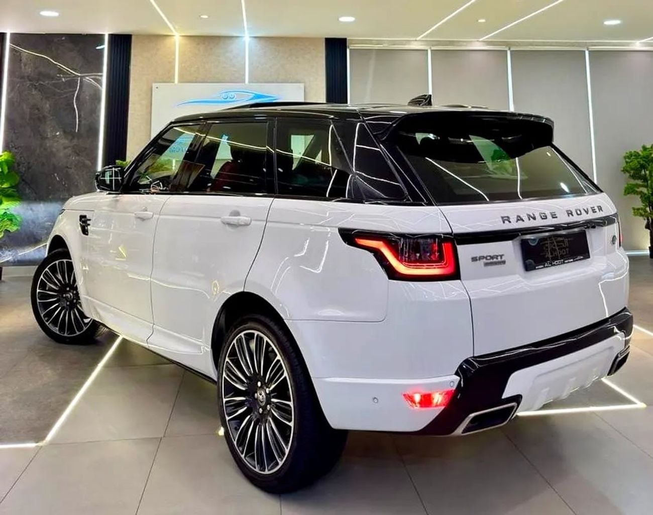 Land Rover Range Rover Sport HSE DYNAMIC AUTOBIOGRAPHY || GCC II FULLY LOADED I| PANORAMIC I| F.S.H || SCREENS II FOOTSTEPS