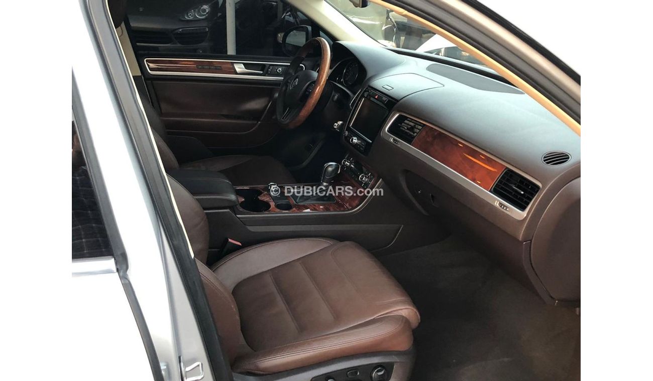 Volkswagen Touareg Volex wagon tourque  model 2011 GCC full option