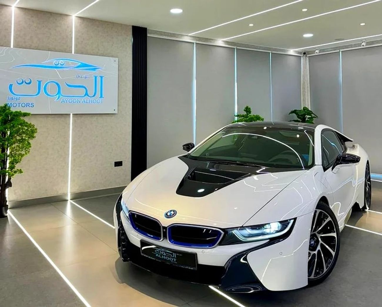 بي أم دبليو i8 ELITE || GCC II FULLY LOADED || ACCIDENT FREE || VERY LOW MILEAGE || F.S.H