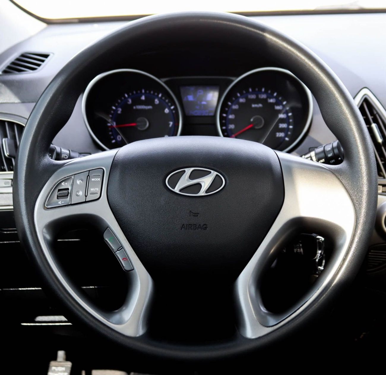 Hyundai Tucson SE 2.0L AWD Hyundai Tucson 2.0L 4WD 2015 GCC accident-free in excellent condition