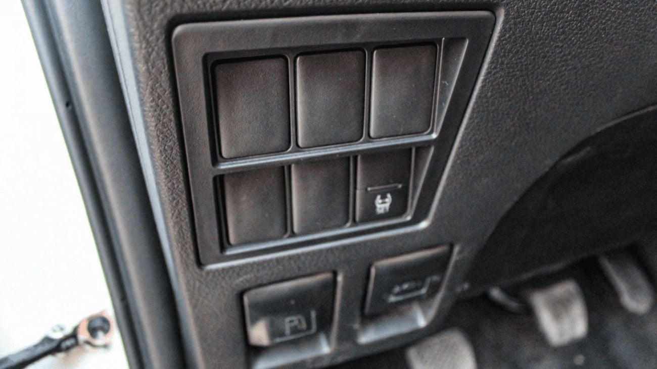 تويوتا هيلوكس HILUX 2.7L MED OPTION