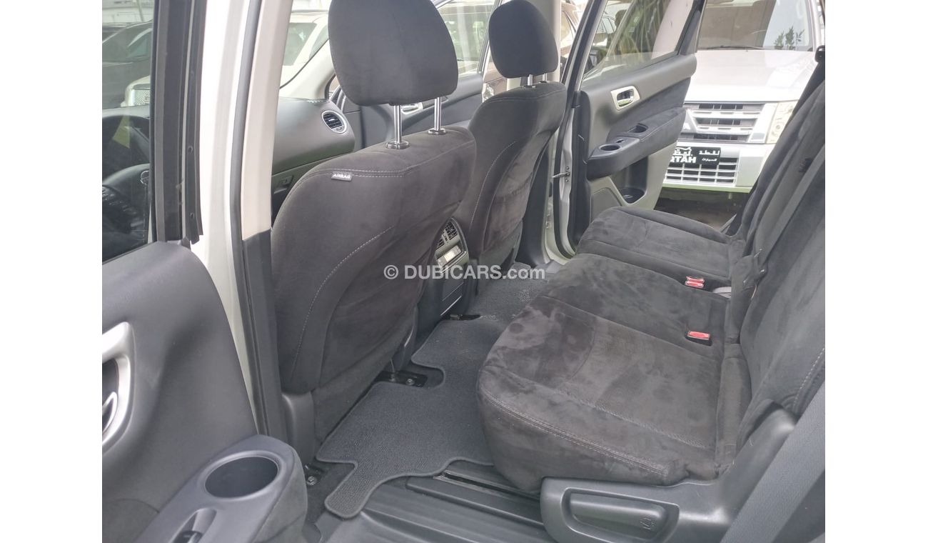 Nissan Pathfinder American import 2015 model cruise control rear spoiler in excellent condition