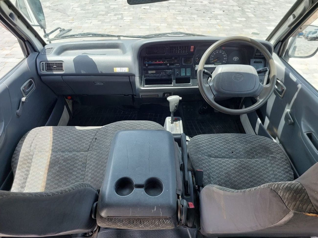 Toyota Hiace TOYOTA HIACE VAN RHD 2000 MODEL 3.0 L DIESEL AUTOMATIC(PM02207)