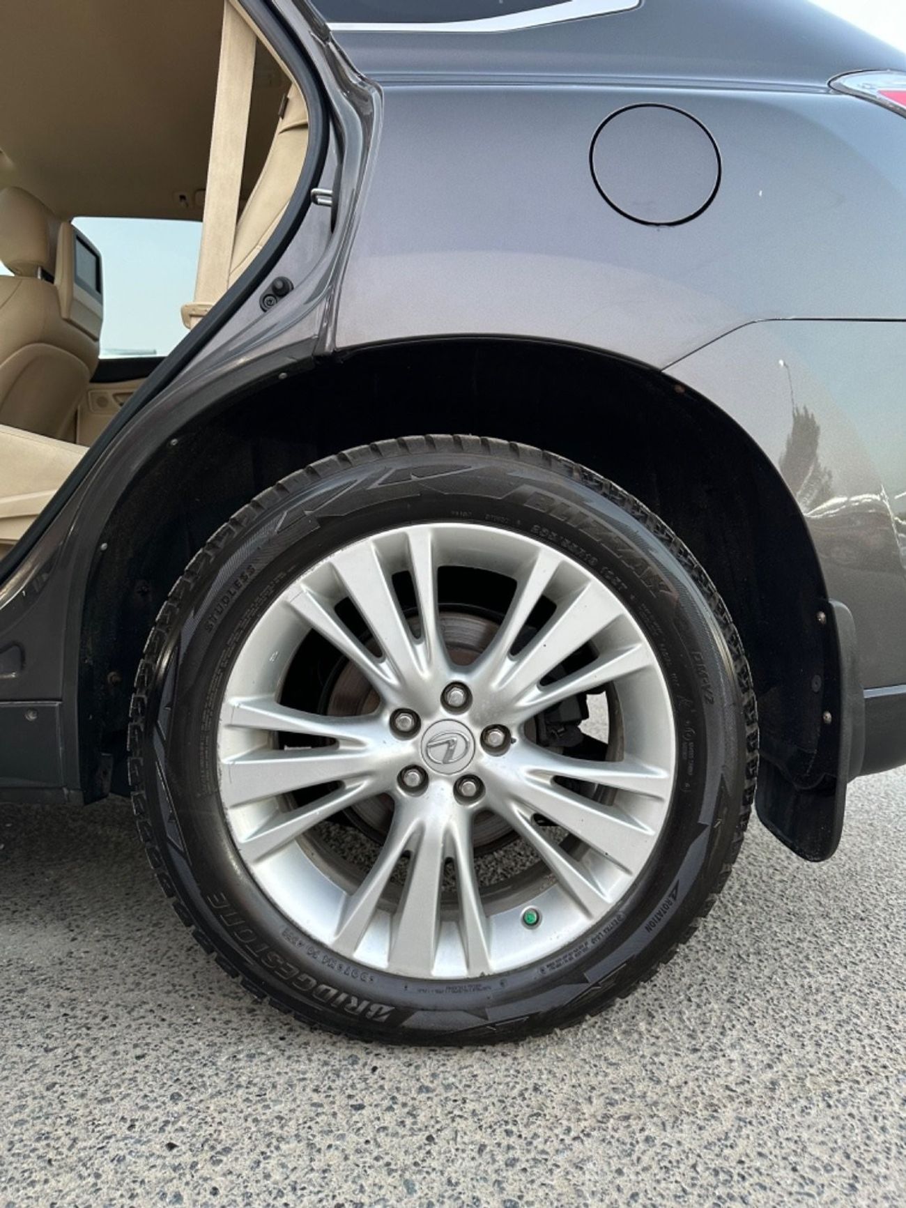 Lexus RX450hL Lexus RX 450 hybrid with 3.5 engine in excellent condition full floor Nice in a beautiful color.