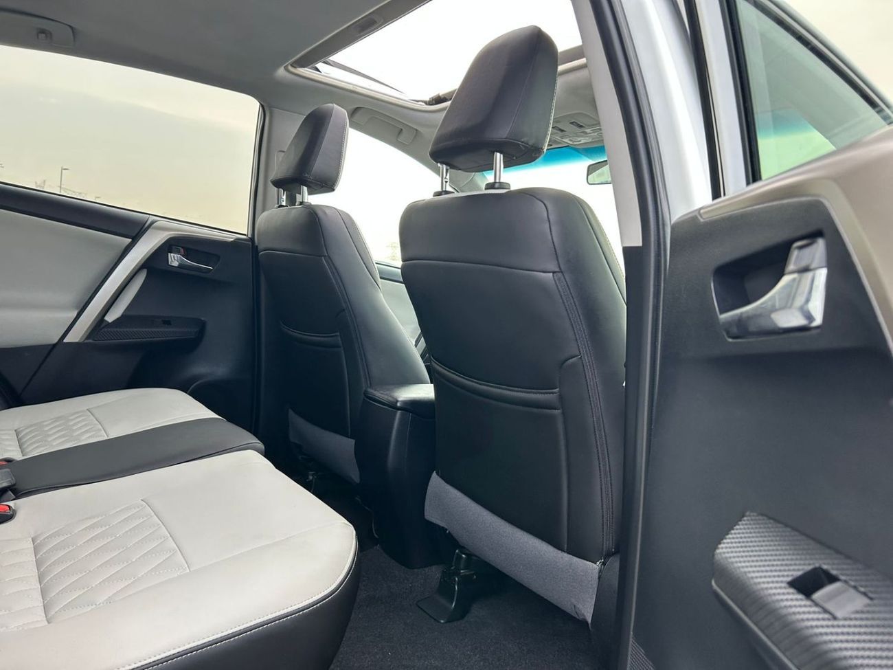 Toyota RAV4 2015 Toyota Rav4 2.5 L V4 Rear Camera - Sunroof - Leather Seat //