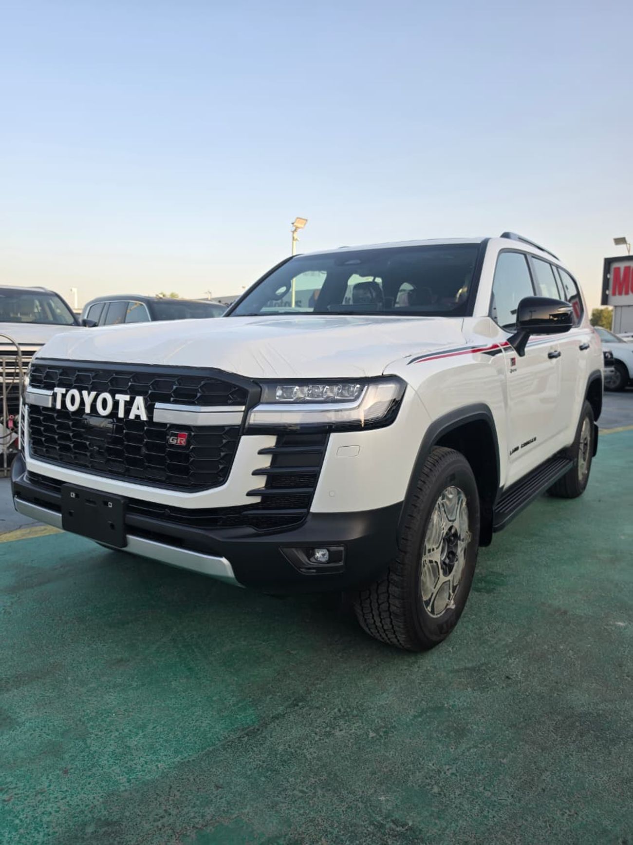 تويوتا لاند كروزر GR SPORT Toyota Land Cruiser LC300 GR Hybrid 2026 – فل أوبشن | أبيض خارجي | داخلية أحمر وأسود