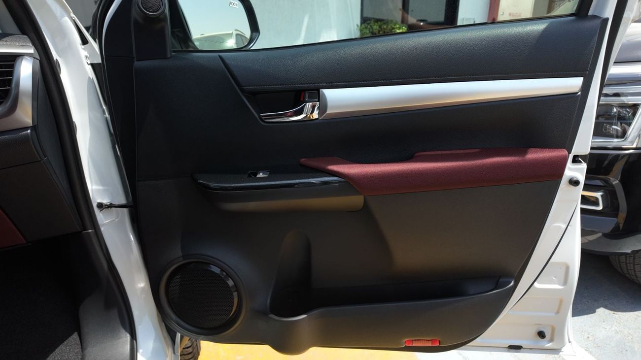 تويوتا هيلوكس  TOYOTA HILUX SR5 4.0 V6 4WD A/T 2026