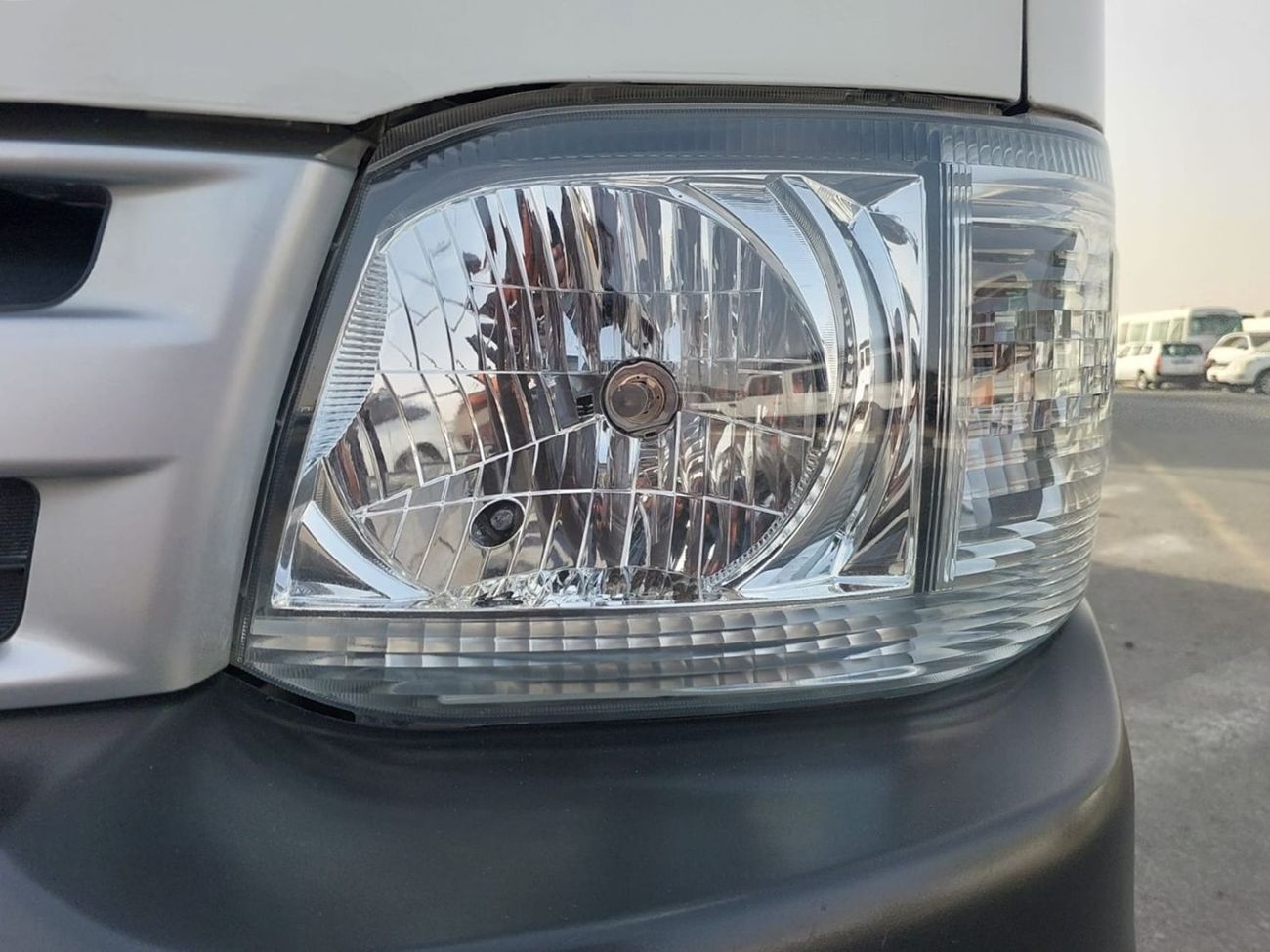 تويوتا هاياس TOYOTA HIACE COMMUTER VAN RHD 2011 MODEL 3.0 L DIESEL AUTOMATIC(PM07604)