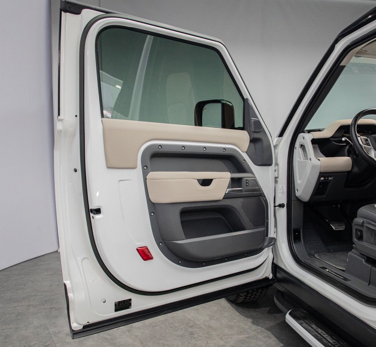 Land Rover Defender P300 90 X-Dynamic SE 2.0L (5 Seater)