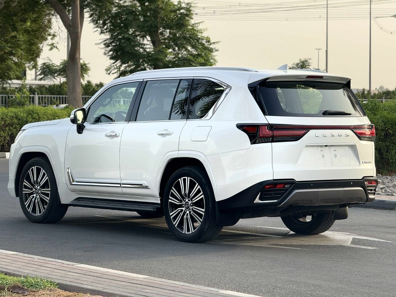 Lexus LX 600 Signature 3.5L ( CYL) GCC SPEC UNDER WARRANTY