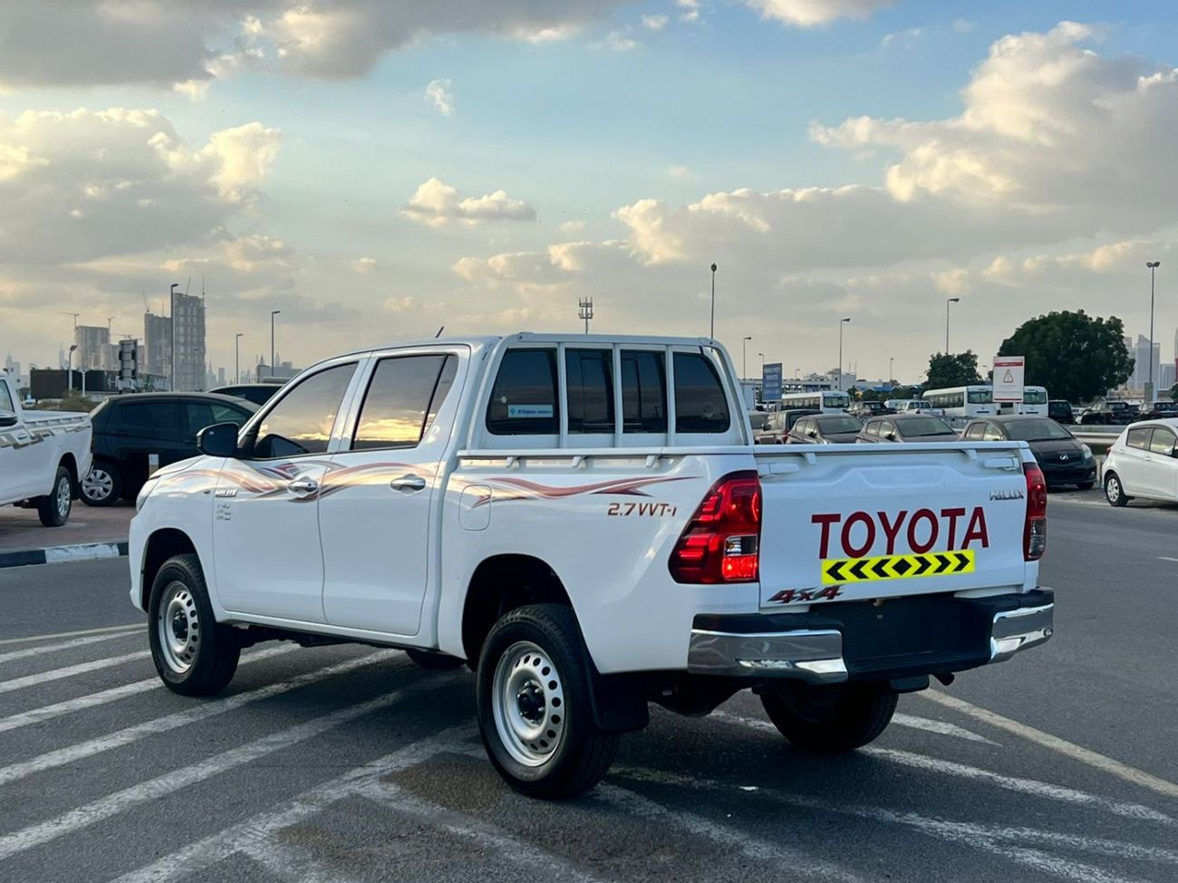 تويوتا هيلوكس 2022 Toyota Hilux GL 2.7L V4 - 4x4 AWD Original Paint - GCC -  Patrol Automatic