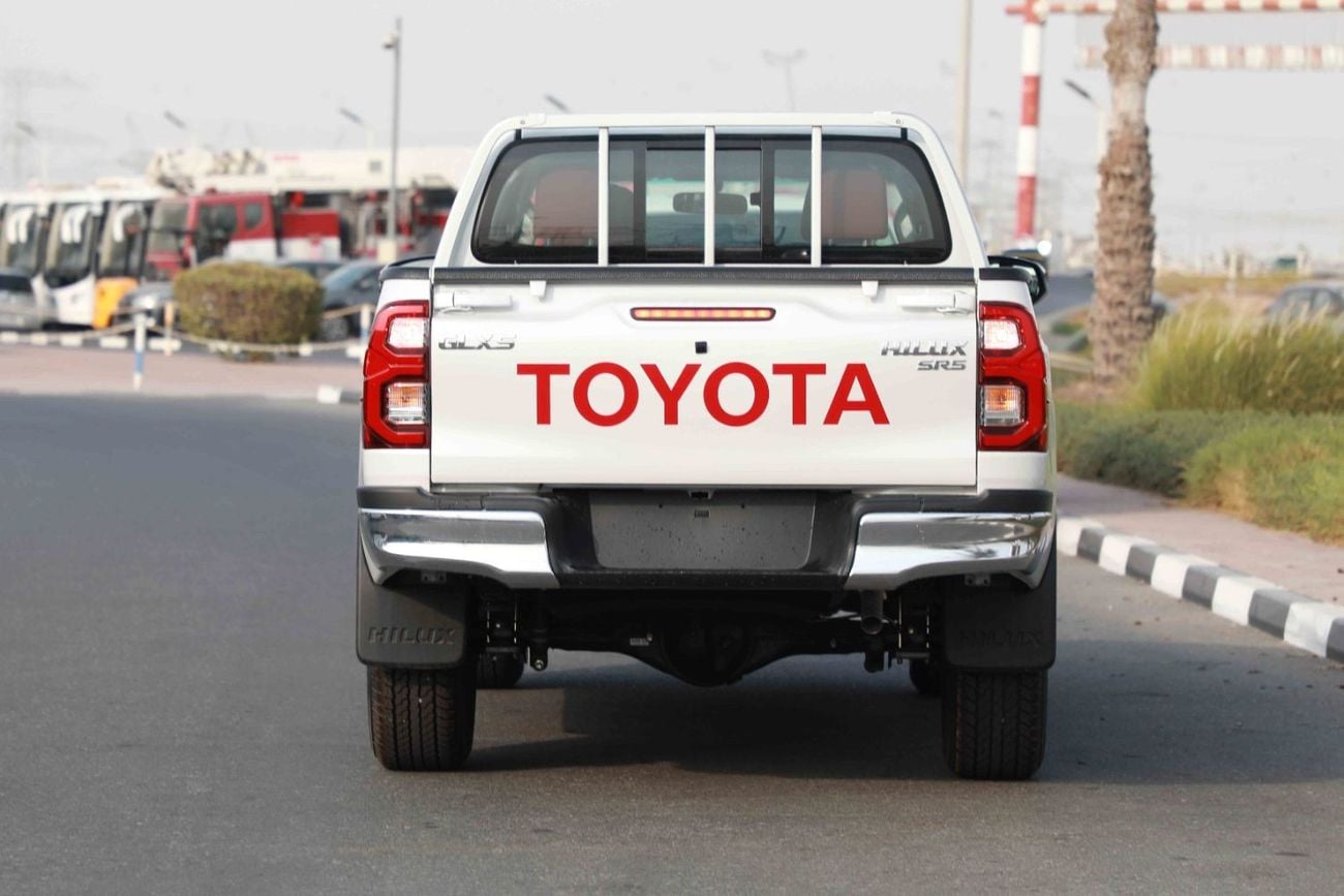 تويوتا هيلوكس 2024 تويوتا هايلكس 4x4 DC 2.7 GLXS-G - أبيض لؤلؤي داخل كستنائي | تصدير فقط