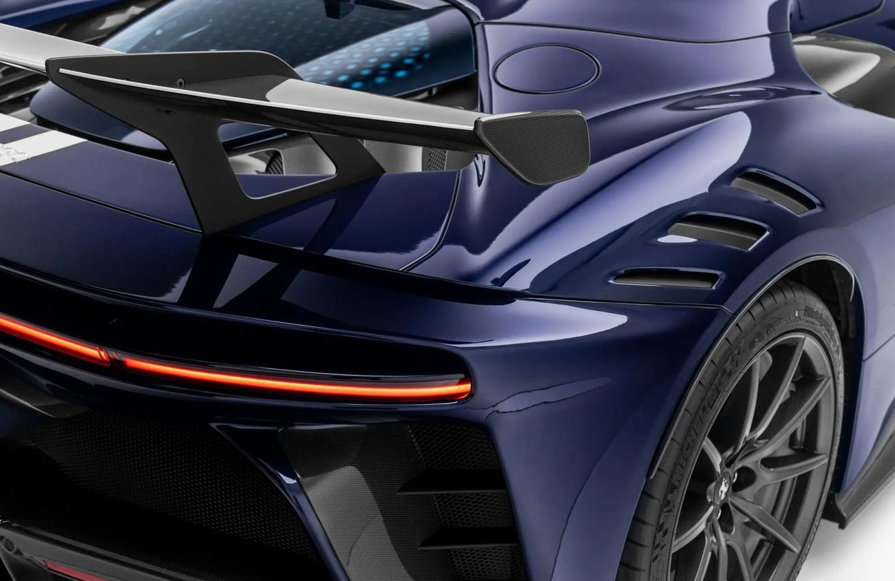 فيراري SF90 سبيدر 4.0L Twin-Turbocharged V8 + 3 Electric Motors