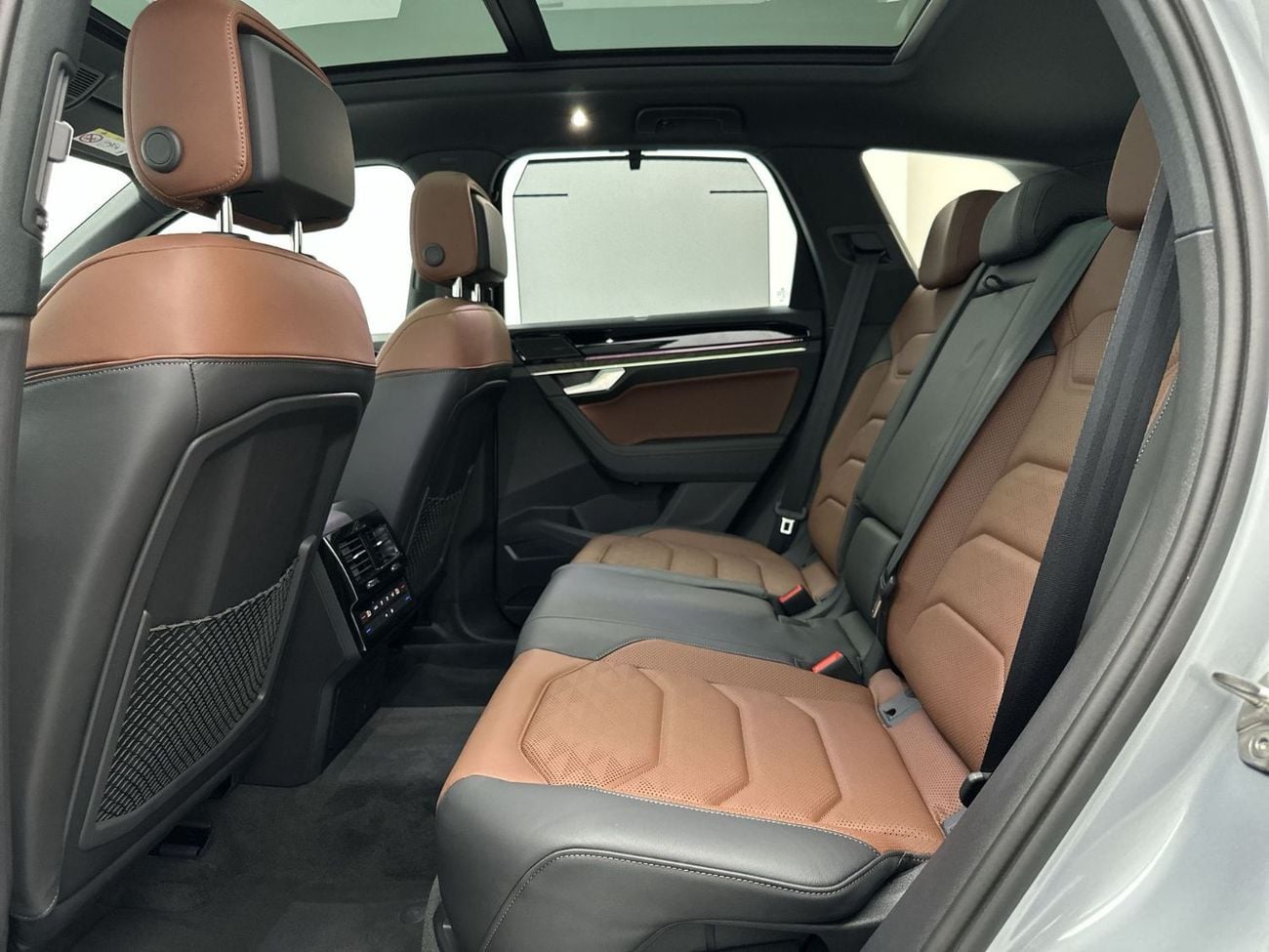 فولكس واجن طوارق | 42,100 AED SAVINGS from New Car | ONLY 3,796 KM | As-New Flagship Luxury | Warranty and Free Servi