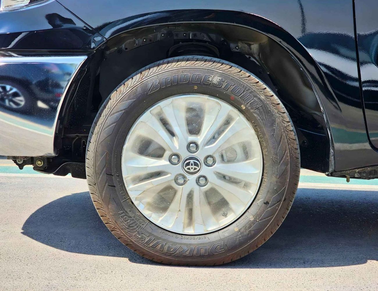 Toyota Hilux SR5 / NARROW BODY DOUBLE CABIN / 2.7L PETROL V4 M/T / REAL CAMERA WITH CHROME BUMPERS (CODE#HP2MF)
