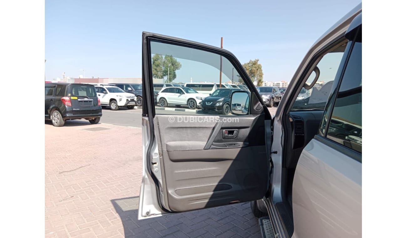 Mitsubishi Pajero MITSUBISHI PAJERO RIGHT HAND DRIVE(PM03999)