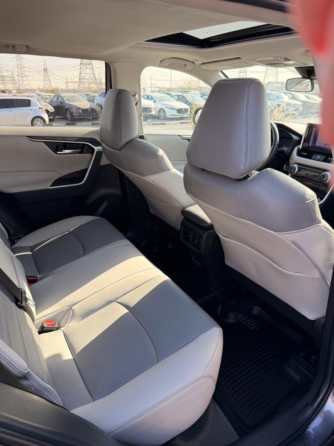 Toyota RAV4 XLE premium 2.5L | Sunroof | leather seats | push start full option
