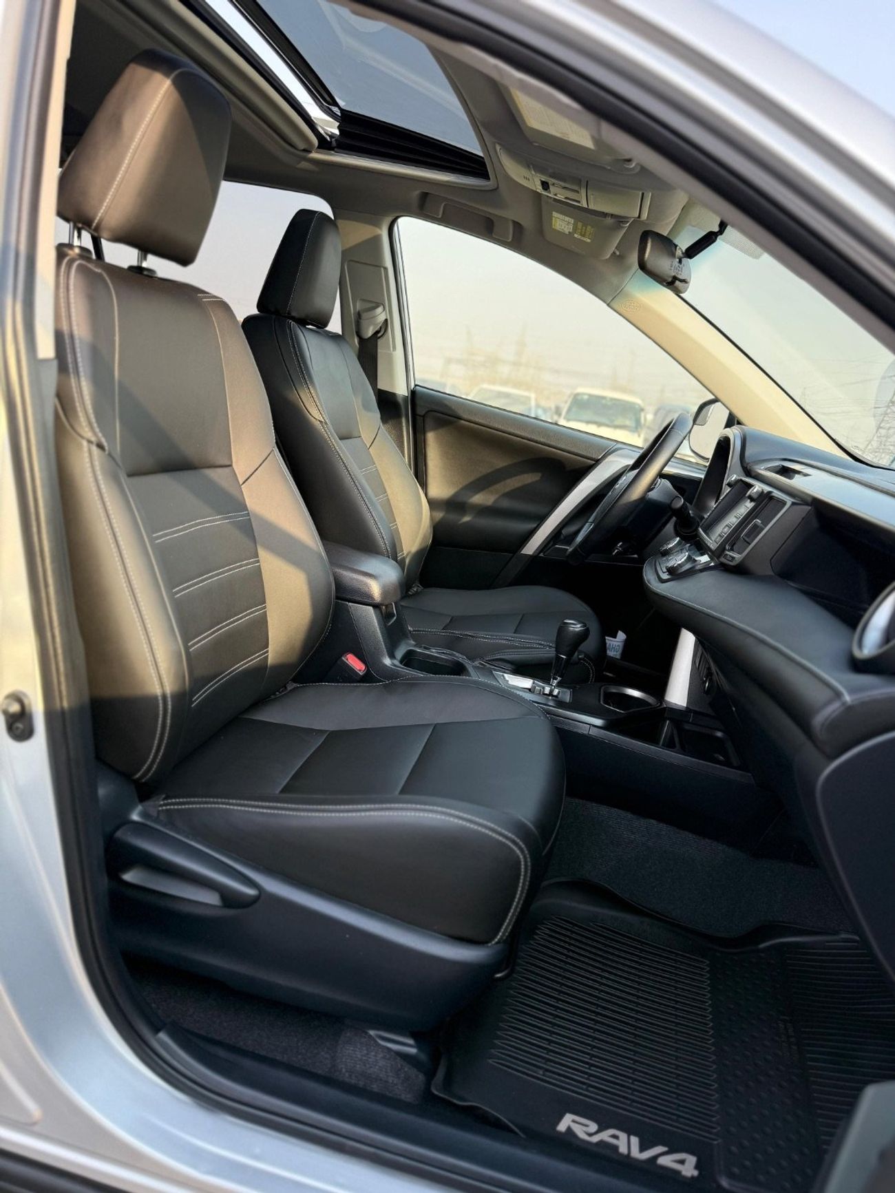 تويوتا راف ٤ XLE Hybrid sunroof,push start full Option