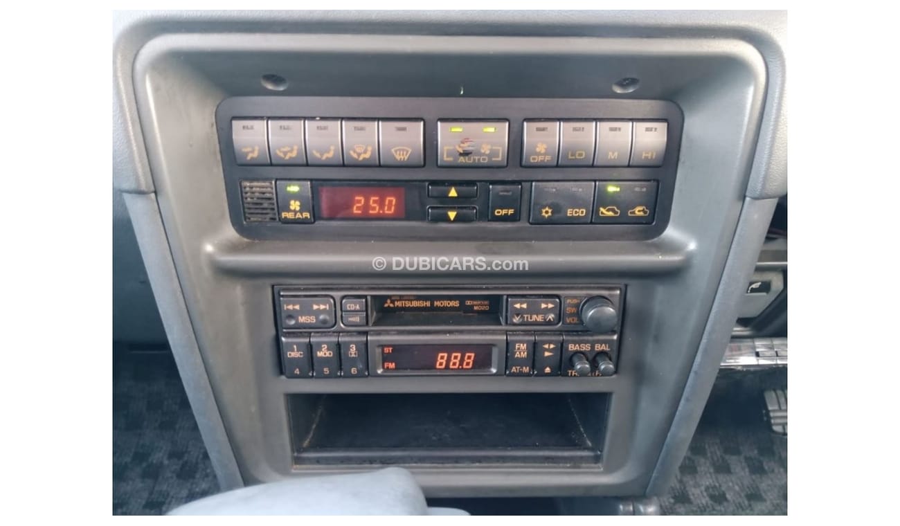 Mitsubishi Pajero MITSUBISHI PAJERO RIGHT HAND DRIVE (PM939)