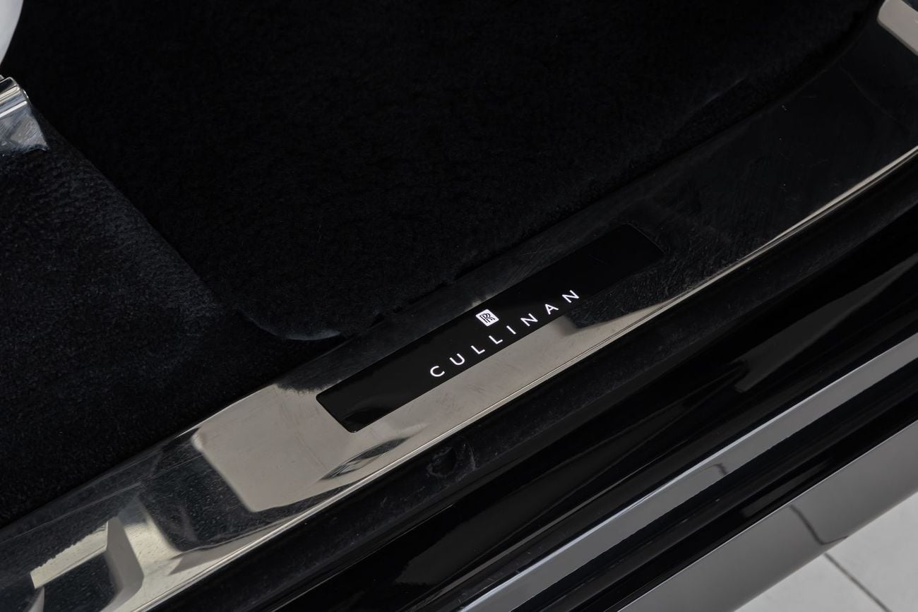 Rolls-Royce Cullinan ROLLS-ROYCE CULLINAN | SILVER BADGE | FULL OPTIONS | BESPOKE SOUND SYSTEM | GCC SPECS | 2025