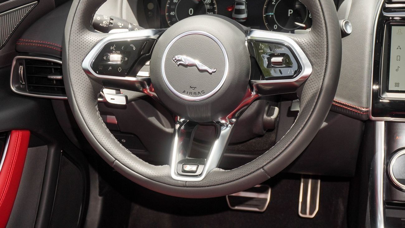 جاكوار XE R DAYNAM  P250