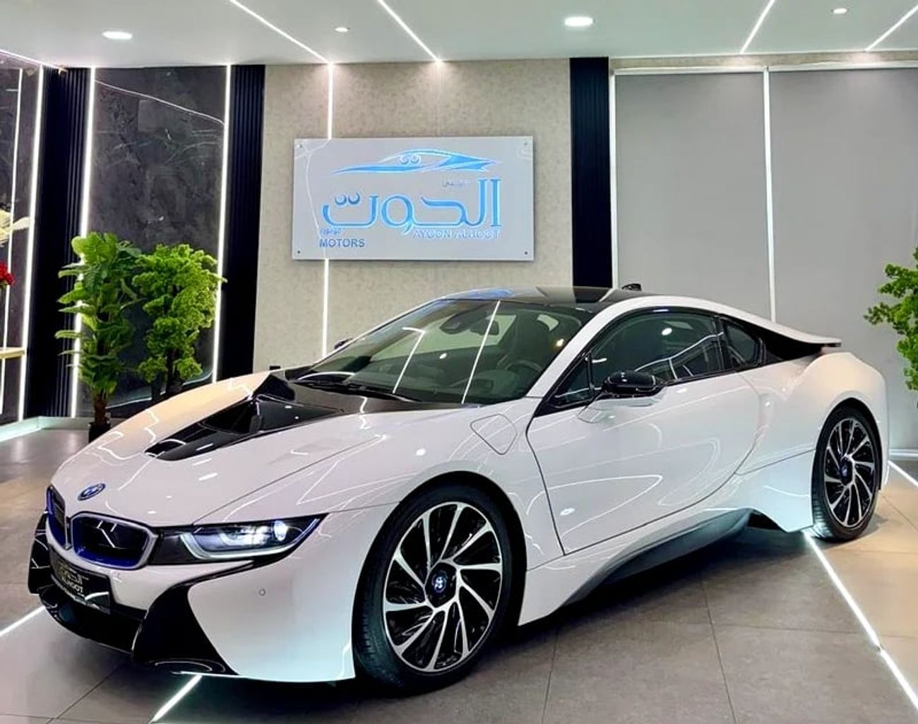 بي أم دبليو i8 ELITE || GCC II FULLY LOADED || ACCIDENT FREE || VERY LOW MILEAGE || F.S.H