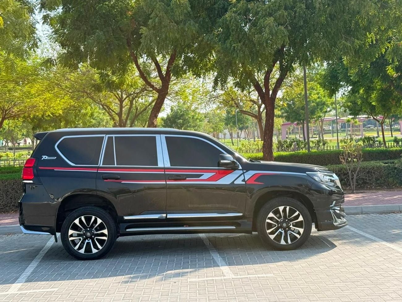 تويوتا برادو TX-L موديل 2023، محرك بنزين V6 سعة 4.0 لتر، اللون أسود، ناقل حركة أوتوماتيكي، مقاعد جلدية سوداء، 7 مقاعد،