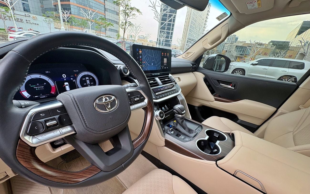 تويوتا لاند كروزر 2025 Land Cruiser VXR 4.0L V6 | 13,500 KM | Single Owner | Al-Futtaim | 80K Service Contract