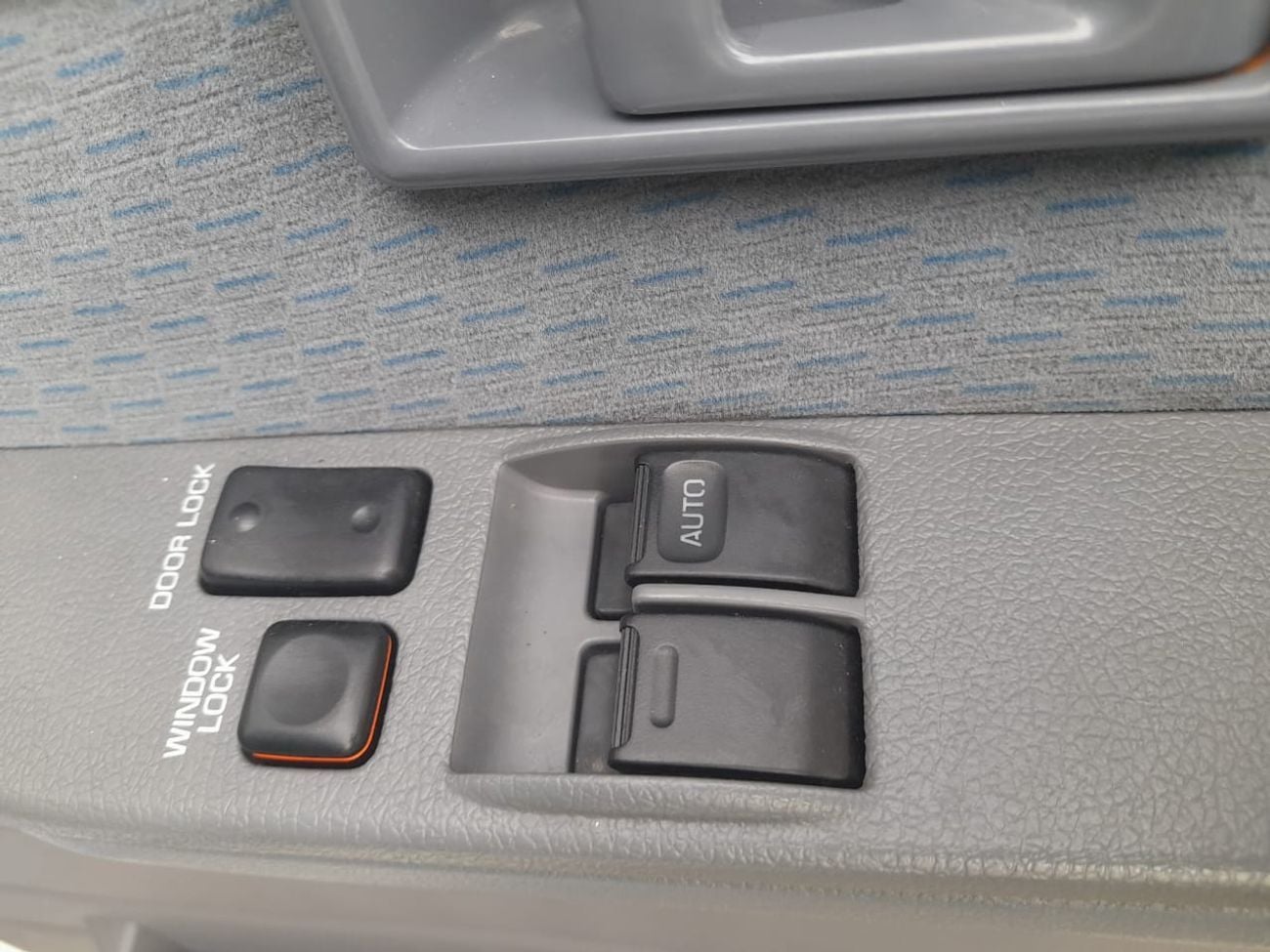 تويوتا لاند كروزر Right-Hand drive 3 door troop carrier V8 1VD diesel manual