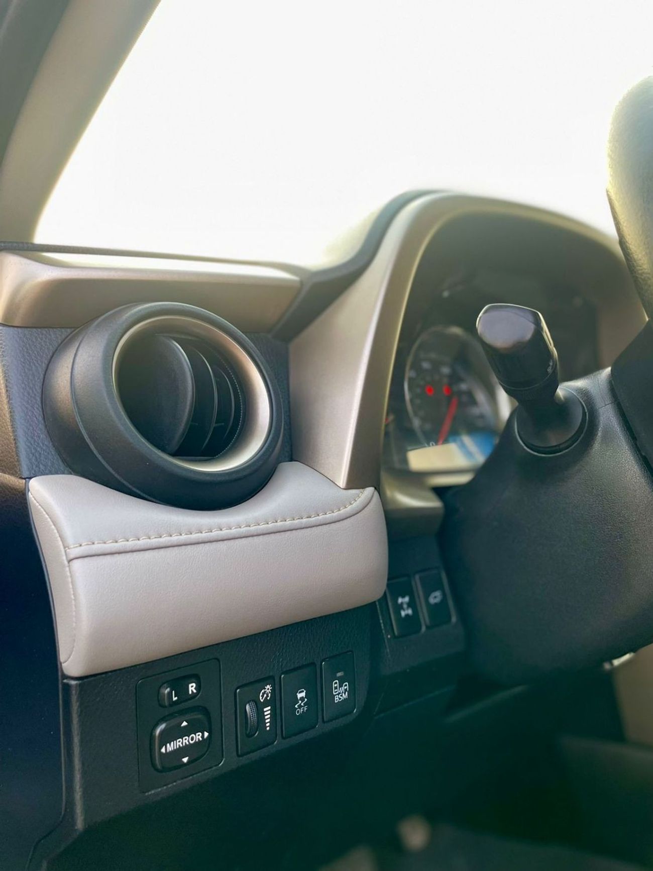 Toyota RAV4 2015 Toyota Rav4 Limited Edition 2.5L V4 - AWD 4x4 - Full Option BSM Radar & Trunk Auto - 139,000 Mi