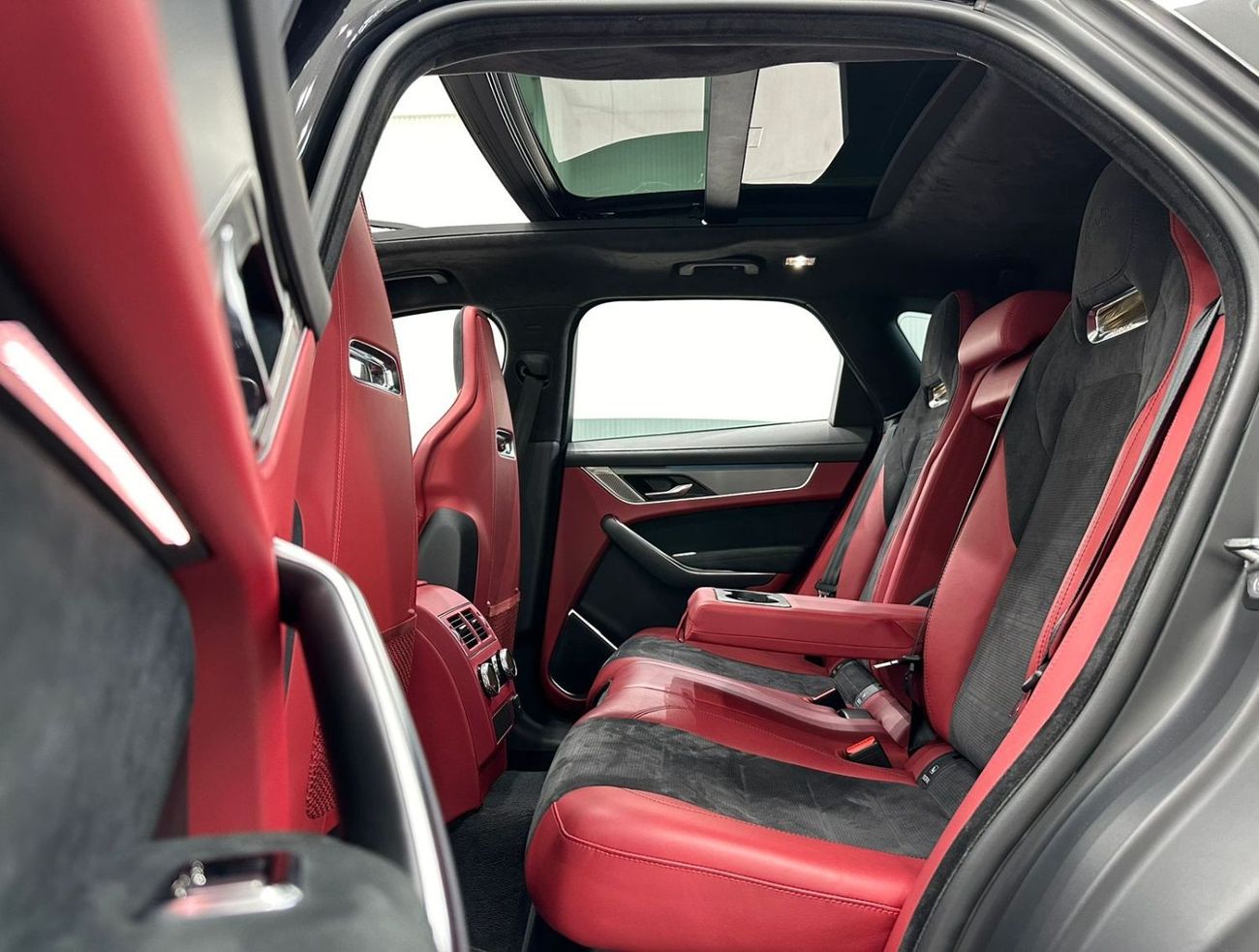 جاكوار F بيس 2022 Jaguar F-PACE SVR , Jaguar Warranty+Service Contract Till Nov 2027, Full Service History, GCC