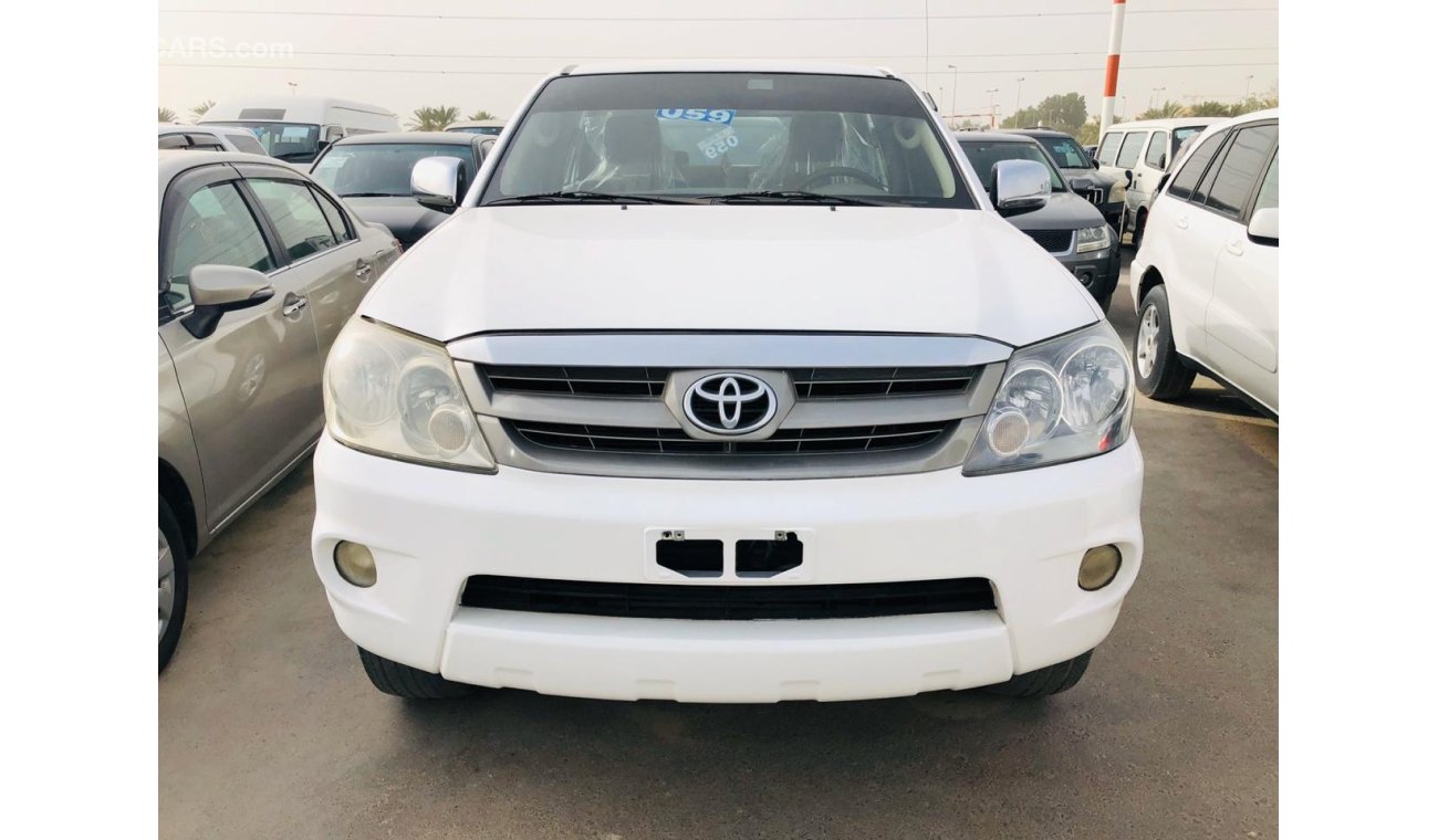 Toyota Fortuner 2.7L PETROL-ALLOY WHEELS-DVD-CLEAN INTERIOR-MINT CONDITION-GCC RTA PASSED-LOT-632