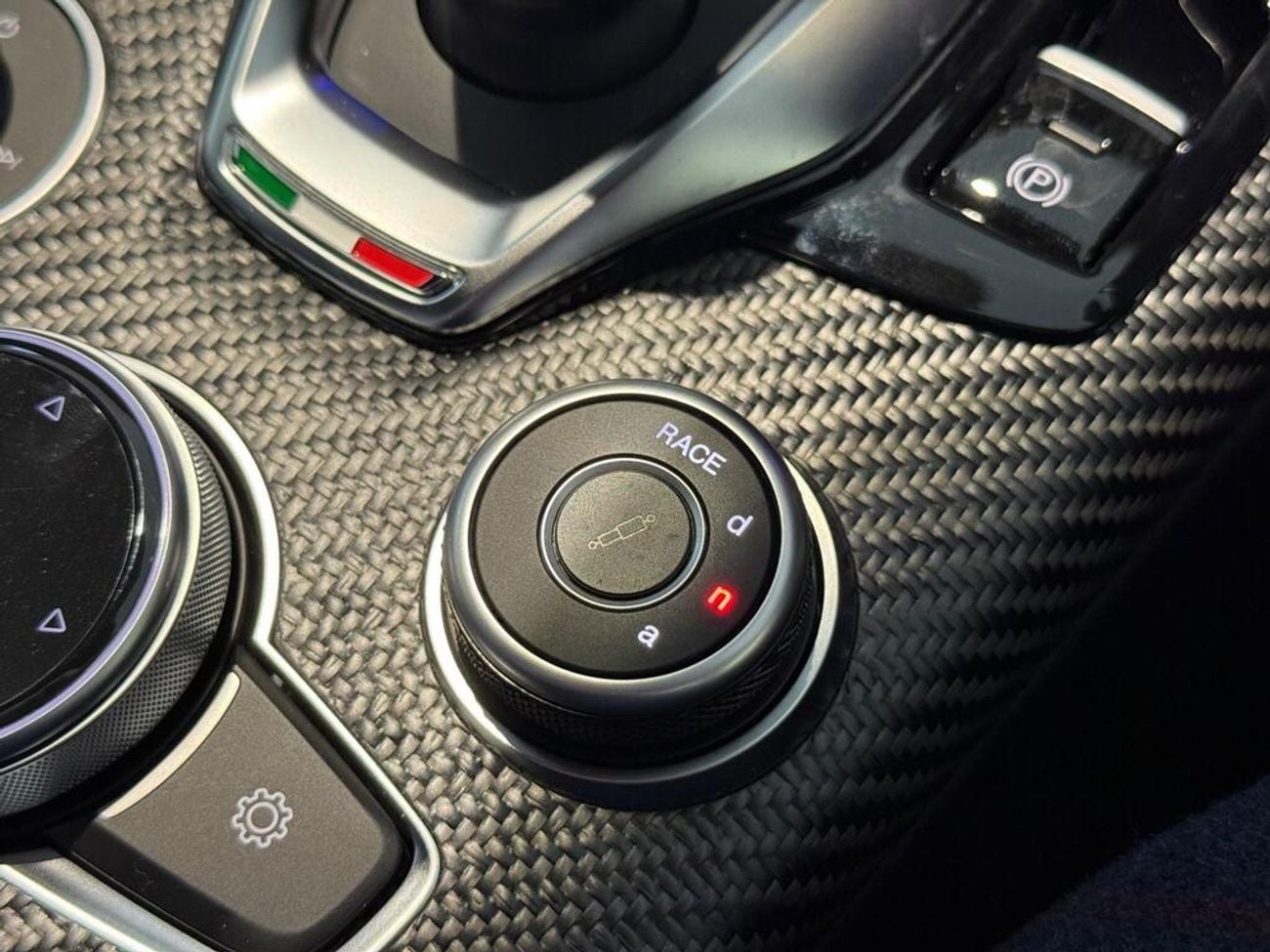 ألفا روميو جوليا 2.9 V6 Bi-Turbo Quadrifoglio Auto Euro 6 (s/s) 4dr (EXPORT ONLY) Right hand drive